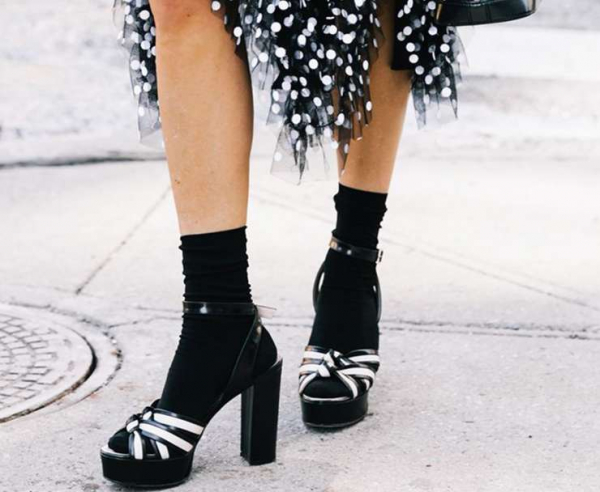 Босоножки с колготками и носками: что и с чем носим, 4 совета стилиста Босоножки с колготками и носками: что и с чем носим, 4 совета стилиста