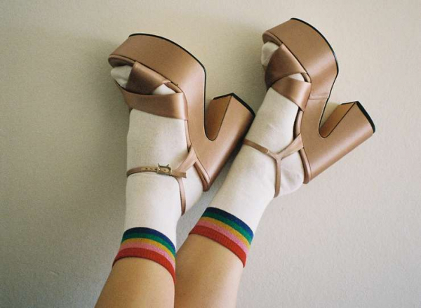 Босоножки с колготками и носками: что и с чем носим, 4 совета стилиста Босоножки с колготками и носками: что и с чем носим, 4 совета стилиста