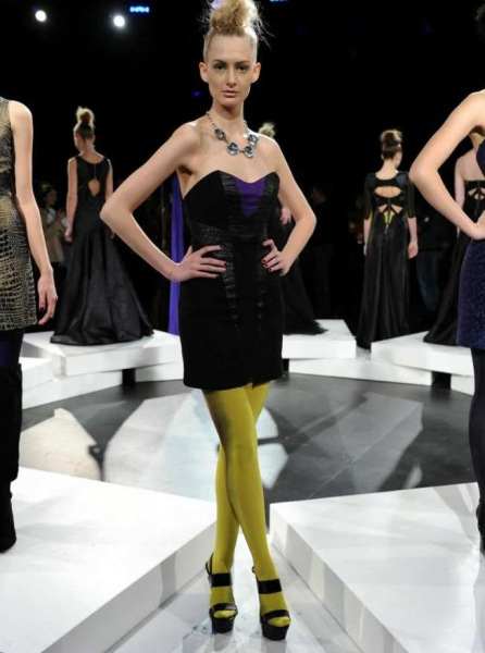 Босоножки с колготками и носками: что и с чем носим, 4 совета стилиста Босоножки с колготками и носками: что и с чем носим, 4 совета стилиста