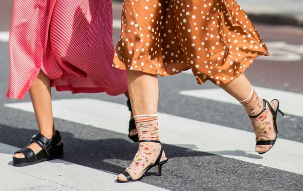 Босоножки с колготками и носками: что и с чем носим, 4 совета стилиста Босоножки с колготками и носками: что и с чем носим, 4 совета стилиста