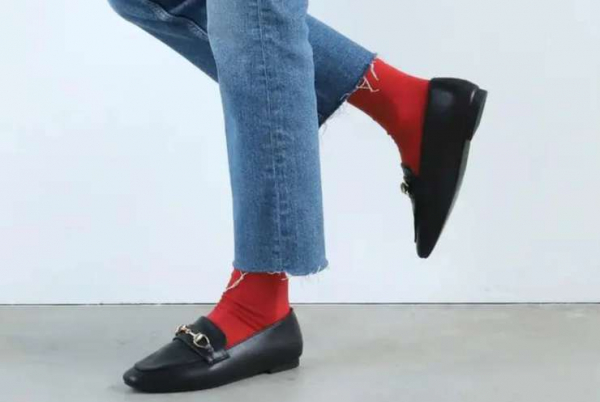 Цветные носки и чулки: с чем и как носить весной — советы стилиста Цветные носки и чулки: с чем и как носить весной — советы стилиста