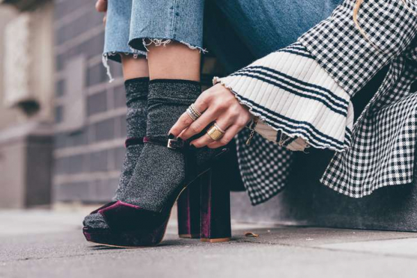 Цветные носки и чулки: с чем и как носить весной — советы стилиста Цветные носки и чулки: с чем и как носить весной — советы стилиста
