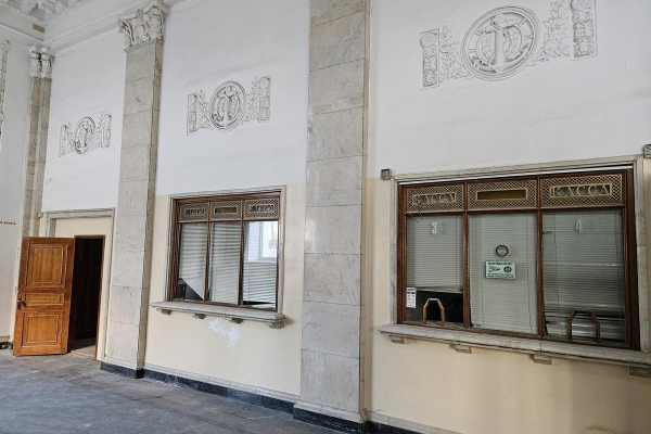 В доме у Белорусского вокзала выставили на торги бывшие билетные кассы В доме у Белорусского вокзала выставили на торги бывшие билетные кассы