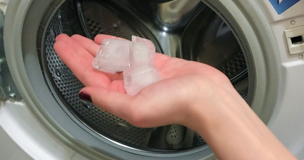Для чего хозяйки бросают лед в стиральную машину