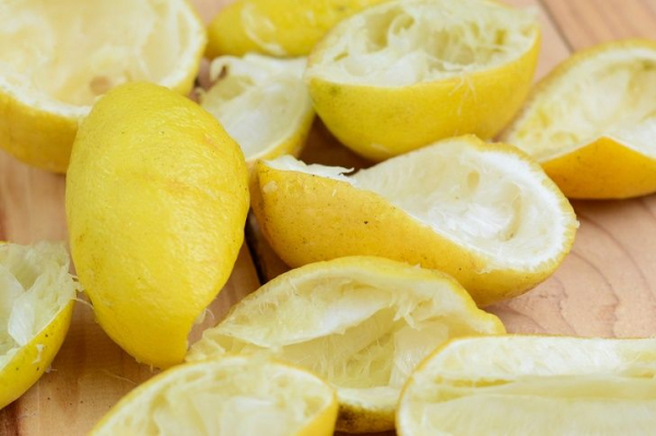 Секрет лимонных корок с солью: гениальный лайфхак для мудрых хозяек Секрет лимонных корок с солью: гениальный лайфхак для мудрых хозяек