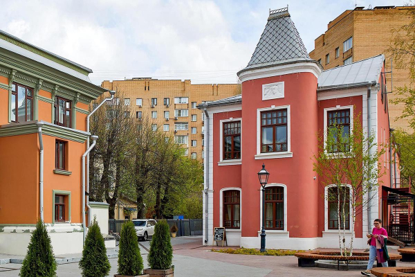 Усадьбы со львом и грифоном в центре Москвы признали памятниками культуры