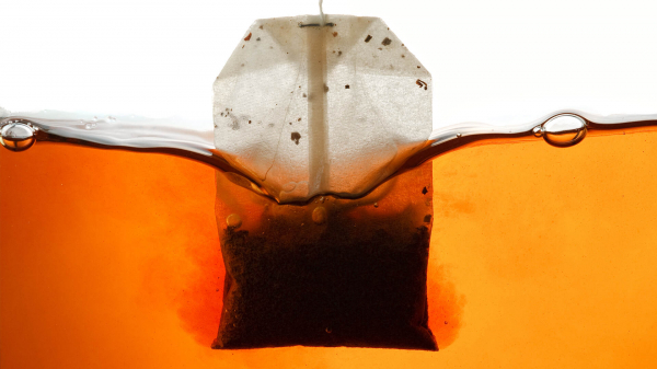 Чистота без химии: зачем полы моют черным чаем