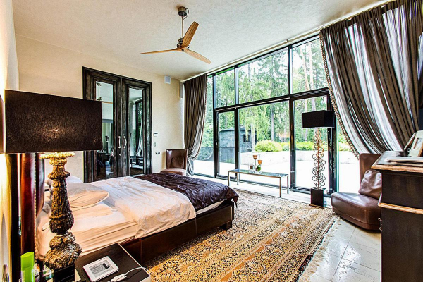 До ₽6 млн в месяц: как выглядят самые дорогие арендуемые дома на Рублевке