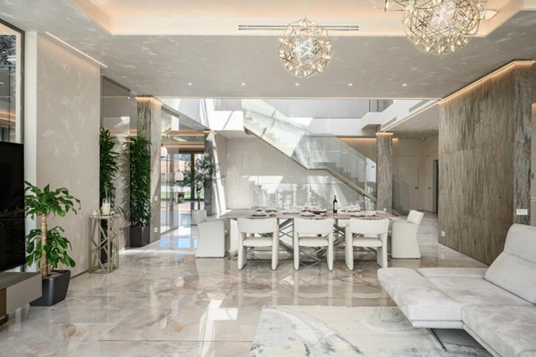 До ₽6 млн в месяц: как выглядят самые дорогие арендуемые дома на Рублевке