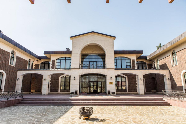 До ₽6 млн в месяц: как выглядят самые дорогие арендуемые дома на Рублевке