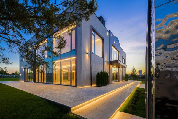 До ₽6 млн в месяц: как выглядят самые дорогие арендуемые дома на Рублевке