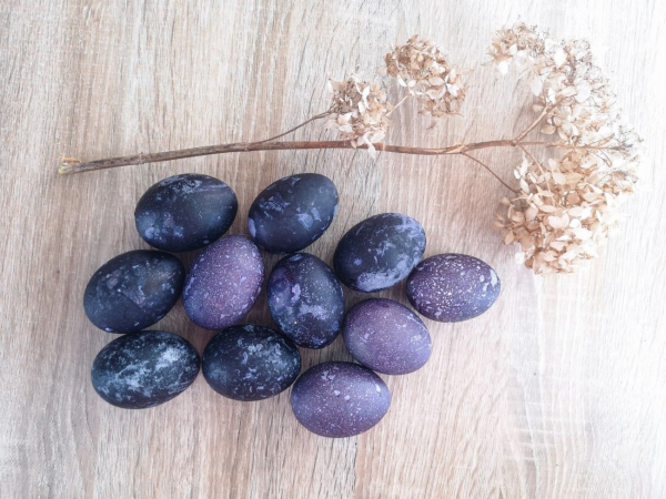 Пять простых способов покрасить пасхальные яйца натуральными красителями и без шелухи