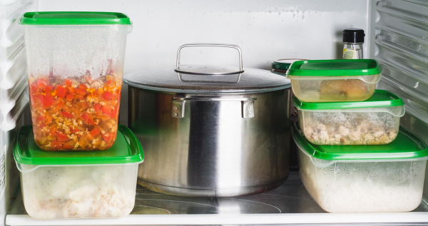 Разумные причины, почему нельзя ставить горячее в холодильник