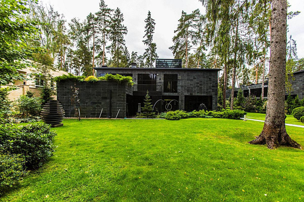 До ₽6 млн в месяц: как выглядят самые дорогие арендуемые дома на Рублевке