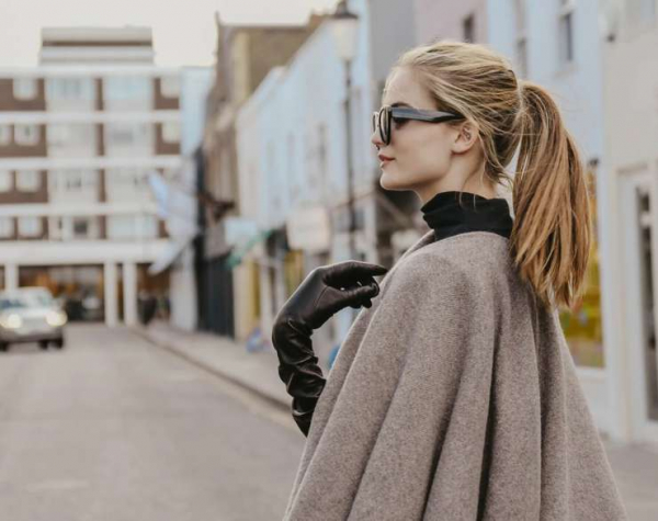 Ирония, дерзость и загадка: учимся носить перчатки и митенки этой весной