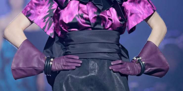 Ирония, дерзость и загадка: учимся носить перчатки и митенки этой весной