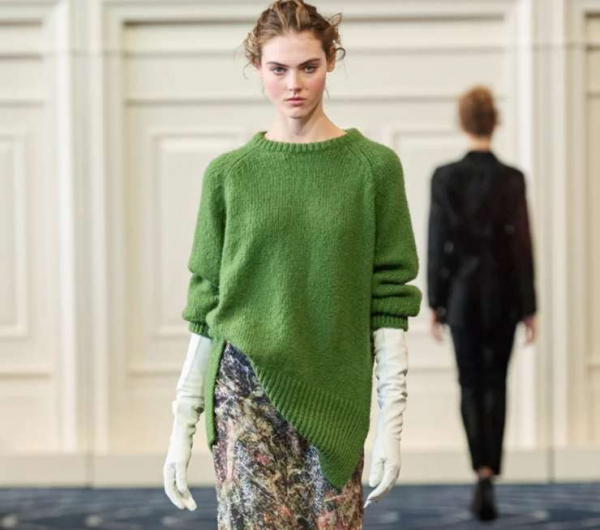 Ирония, дерзость и загадка: учимся носить перчатки и митенки этой весной