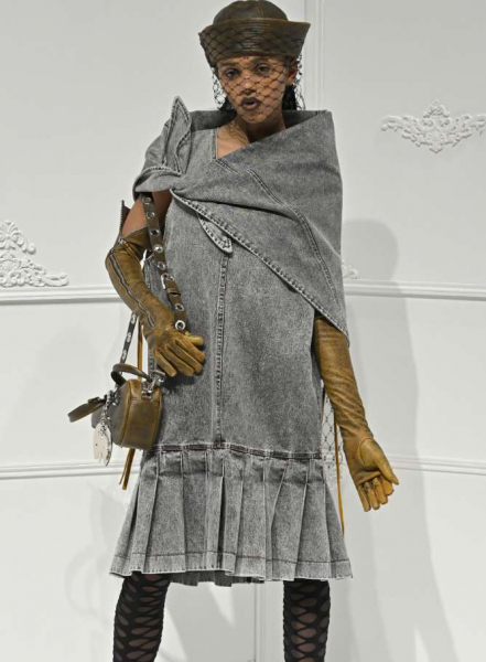 Ирония, дерзость и загадка: учимся носить перчатки и митенки этой весной