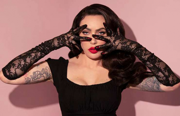 Ирония, дерзость и загадка: учимся носить перчатки и митенки этой весной