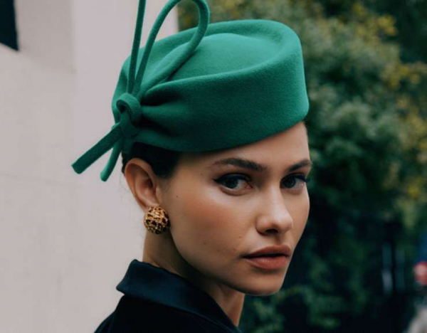 Королевский стиль: пилотка, шляпа-таблетка, шапка-пирожок — главный тренд сезона Королевский стиль: пилотка, шляпа-таблетка, шапка-пирожок — главный тренд сезона