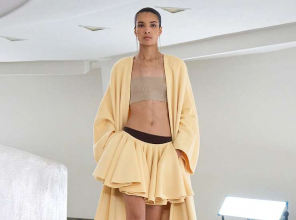 Нежность и элегантность: цвет сезона — butter yellow, как его стилизовать