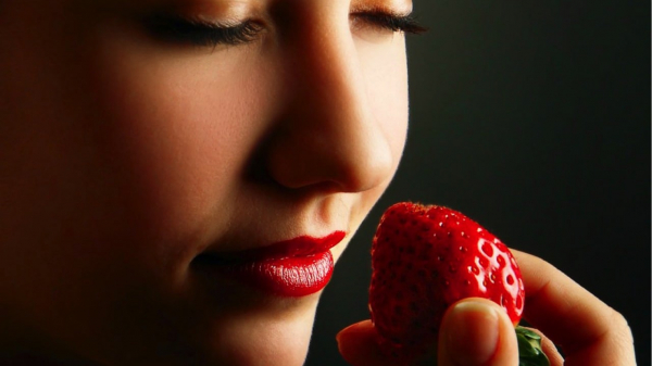 Нутрициолог рассказал, как выбрать клубнику и на что обращать внимание перед покупкой