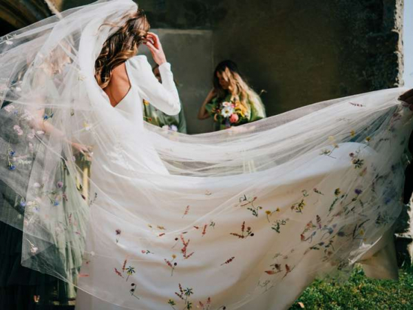 Летняя свадьба 2025: модные тренды и советы стилиста для невест Летняя свадьба 2025: модные тренды и советы стилиста для невест