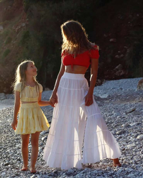 Воздушность и романтика: с чем носить трендовую ярусную юбку в этом сезоне