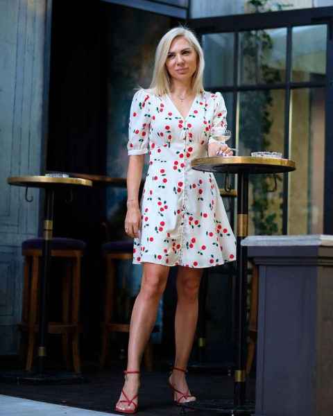 Деревенский шик: как и с чем носить «ягодные» платья и блузки этим летом