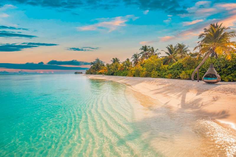 Летом дешевле: туроператоры перечислили страны, где цены на отдых сейчас существенно снизились