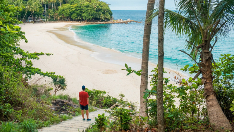 Летом дешевле: туроператоры перечислили страны, где цены на отдых сейчас существенно снизились