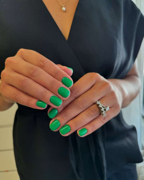 В оттенках нежной зелени: топ−5 свежих идей маникюра для лета В оттенках нежной зелени: топ−5 свежих идей маникюра для лета