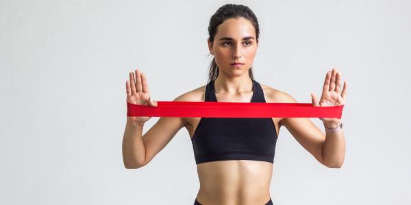 Заменят гантели и тренажеры: как правильно тренироваться с резинками дома