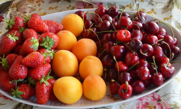 Какие существуют популярные заблуждения о фруктах и ягодах, рассказал нутрициолог