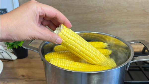 Сочная и сладкая: как правильно варить кукурузу и что добавить в воду, чтобы была вкуснее