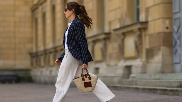 Летняя классика: как вписать плетеную сумку в любой образ, советы стилиста