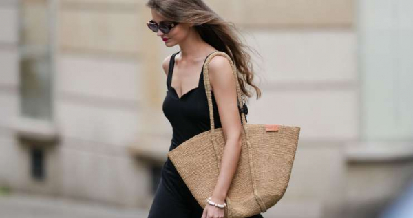 Летняя классика: как вписать плетеную сумку в любой образ, советы стилиста