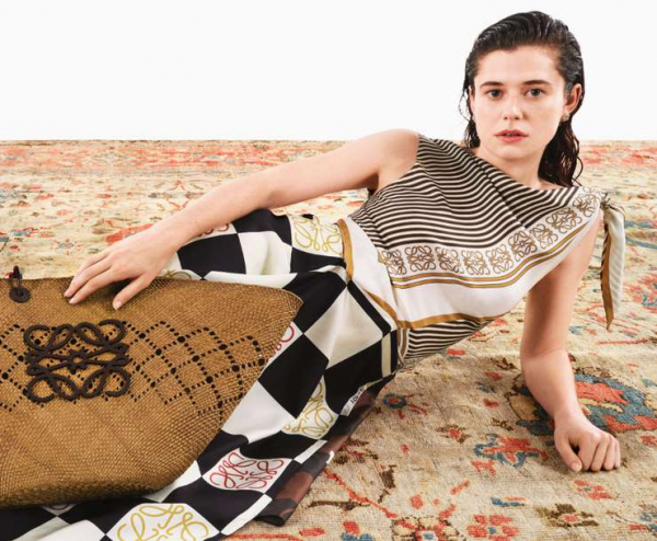 Летняя классика: как вписать плетеную сумку в любой образ, советы стилиста