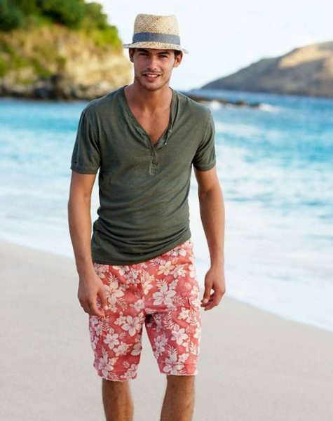 Панамка и шорты: что еще должно быть в летней отпускной капсуле мужчины
