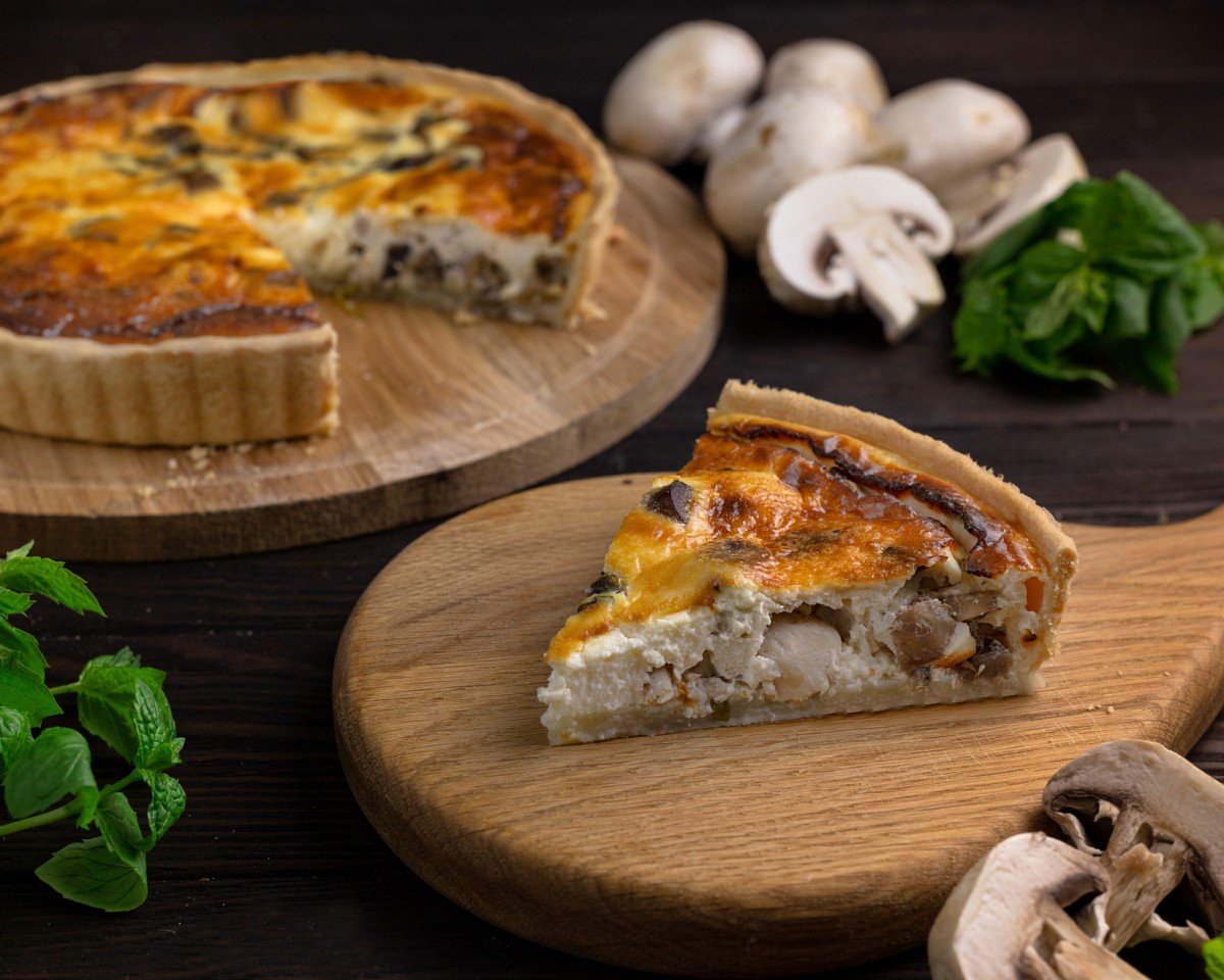 Киш с курицей и грибами на творожной основе: вкусный и полезный ужин