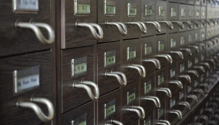 alt="поиск информации о предках в архивах"