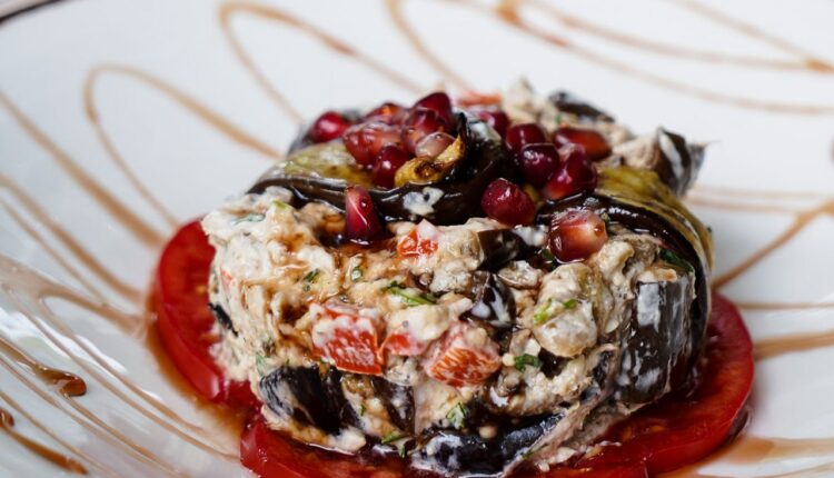 Салат с курицей, баклажанами и помидорами